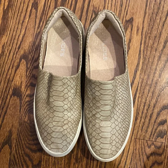 J Slides Women's 8 Beige Slip On Sneaker Snakeskin Print Embossed Loafer Shoes - Picture 2 of 9